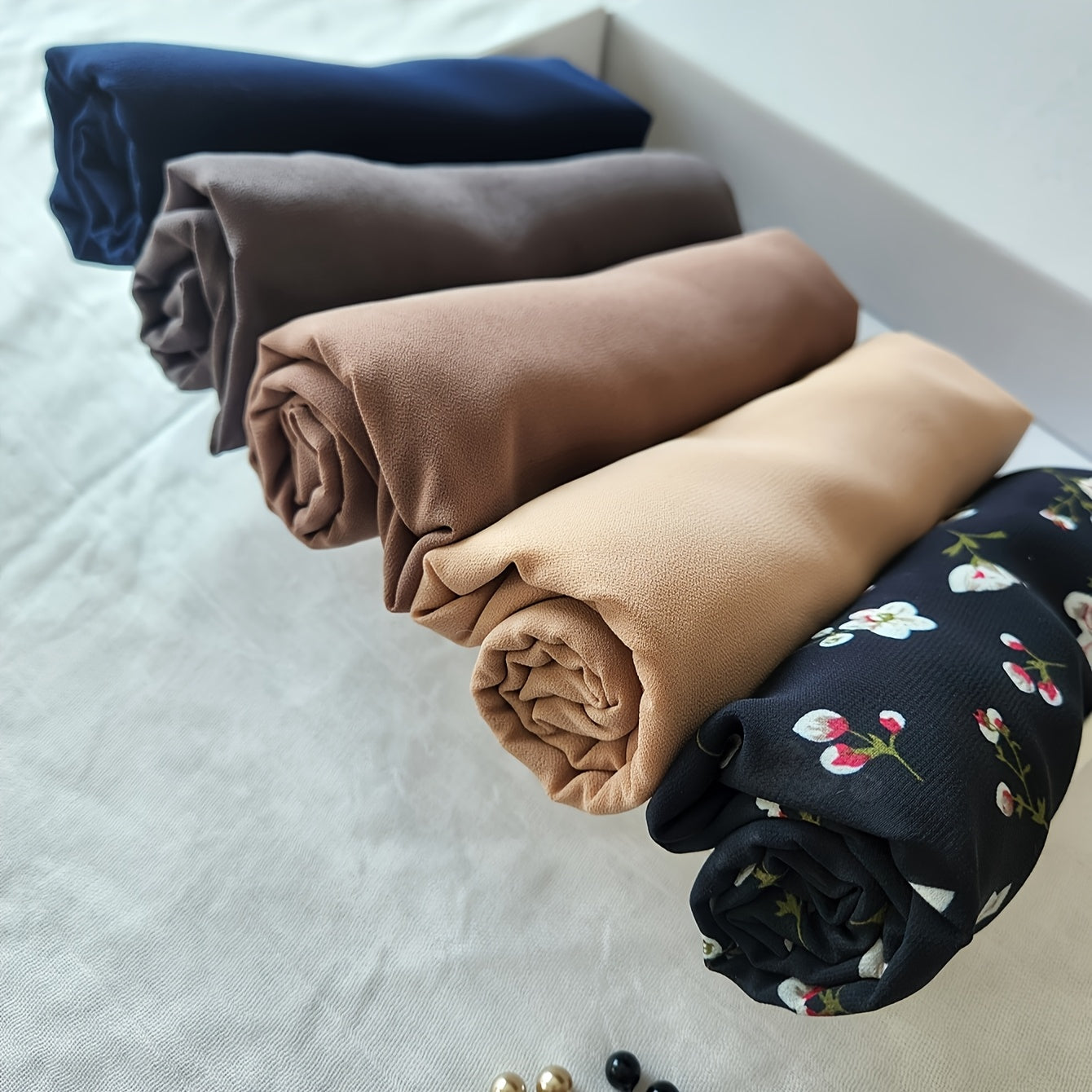 7 Elegant Thin Breathable Chiffon Scarves 5pcs, with 2pcs Artificial Pearl Headscarf Pin Combination, Multifunctional Comfortable Headscarf/Shoulder, Suitable for Eid Gift Box Gifts